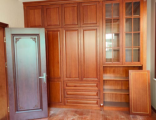 屯昌中式家庭装修里定制的实木衣柜效果图